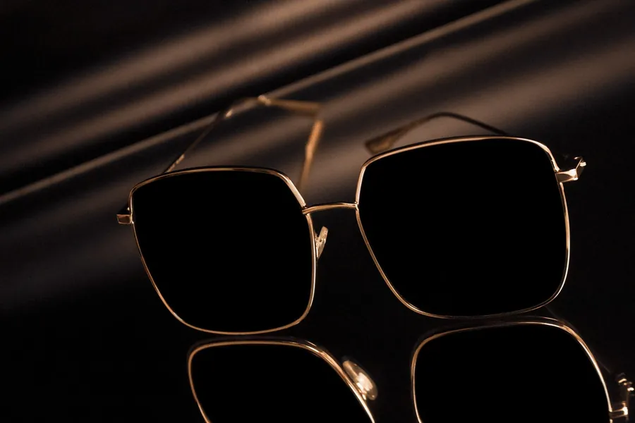 Lentes de sol cuadrados con marco dorado